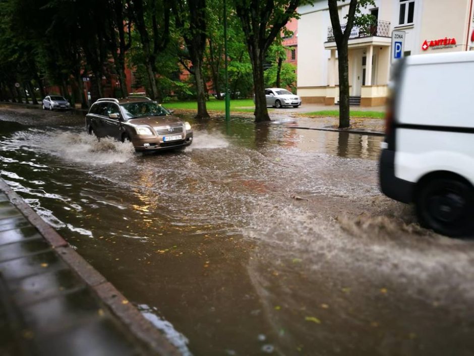 Klaipėdoje praūžė audra, patvino gatvės