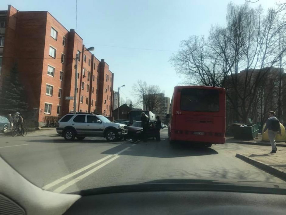 Avarija Dainavos rajone: susidūrus dviem automobiliams nukentėjo vaikas