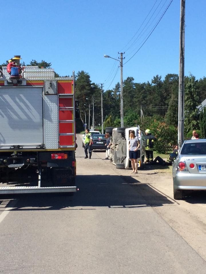 Trijų mašinų avarija Romainiuose: BMW virto ant šono, sužalotas pėstysis