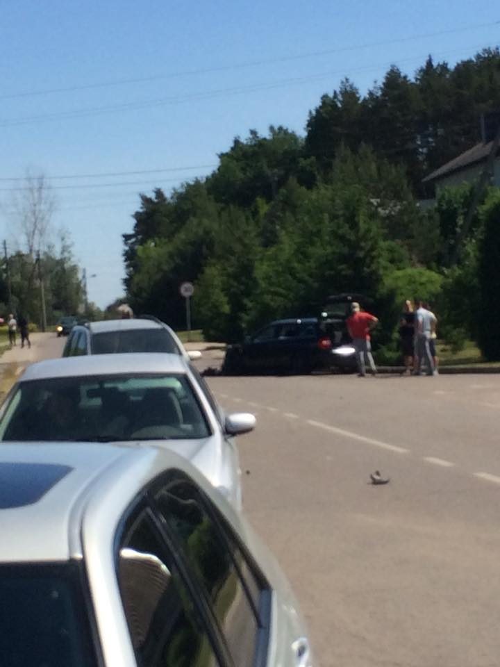 Trijų mašinų avarija Romainiuose: BMW virto ant šono, sužalotas pėstysis