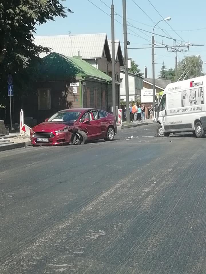 Dėl avarijos Utenos gatvėje buvo sutrikęs troleibusų eismas 