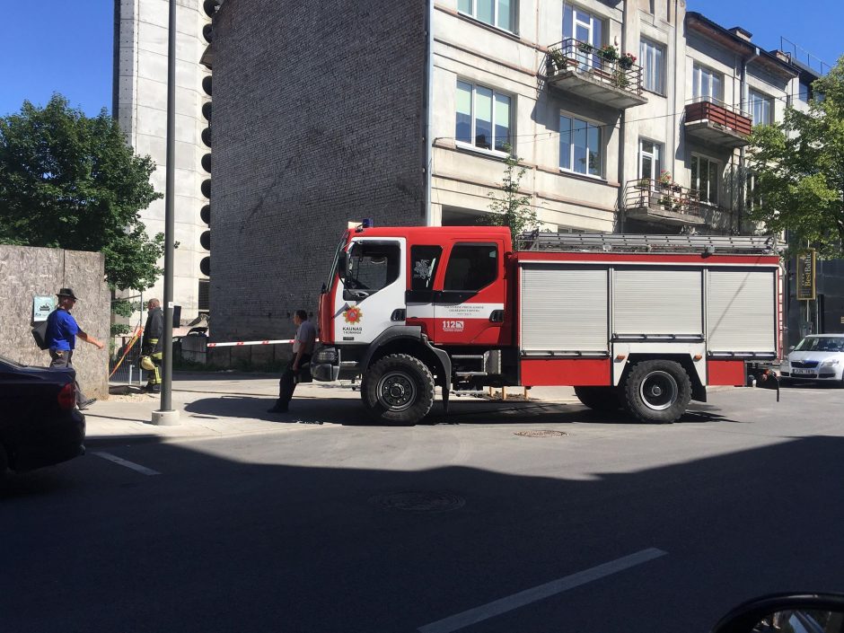 Į Kauno centrą skubėjo ugniagesiai – degė statybinės atliekos