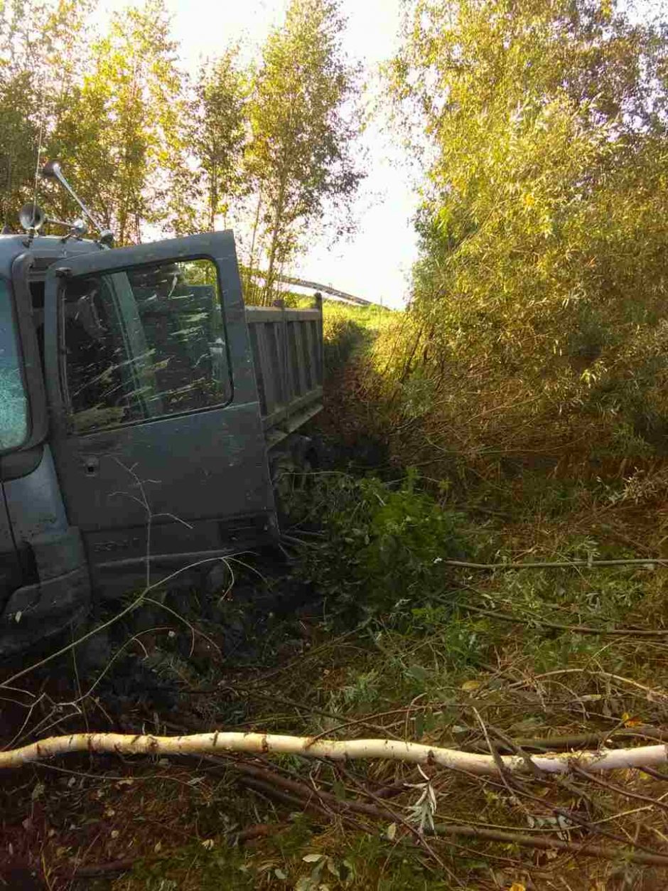 Kelyje sprogus padangai – suknežinti automobiliai