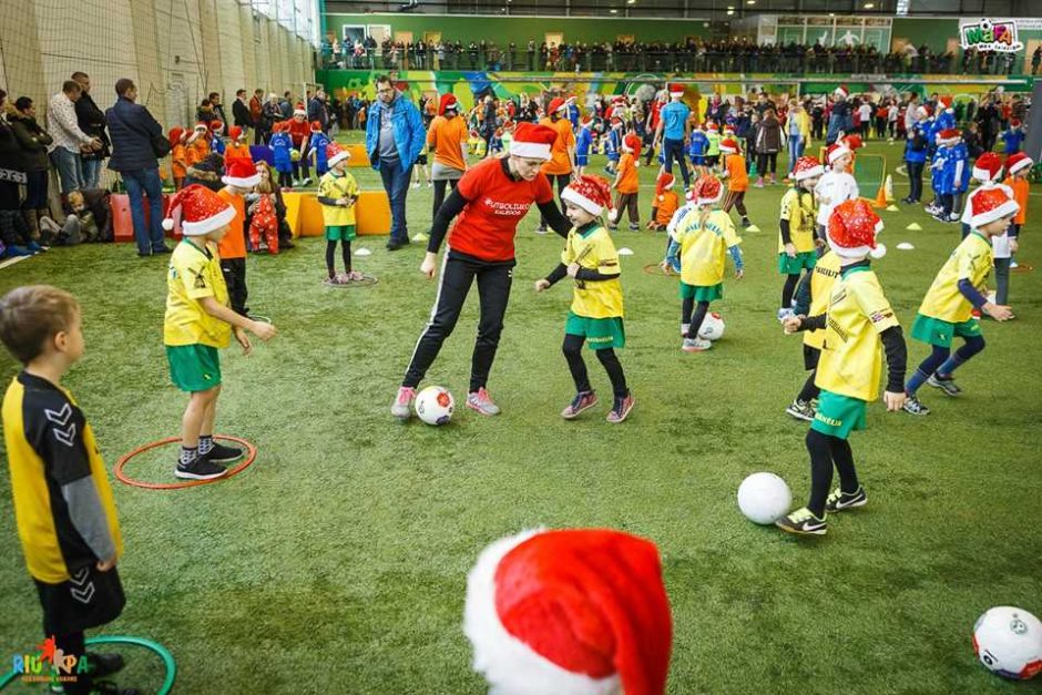 Jaunieji kauniečiai šventė „Futboliuko Kalėdas“
