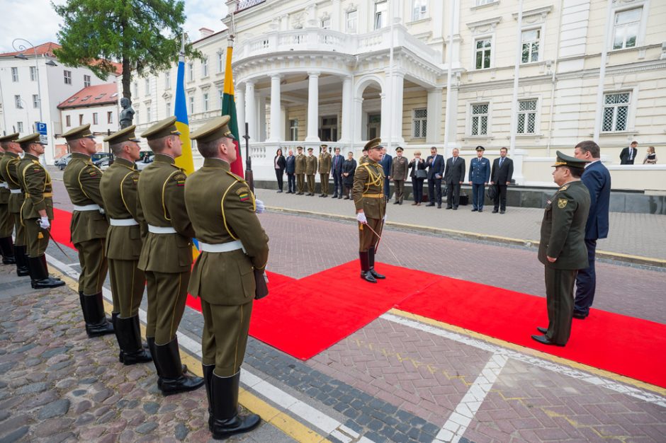 Ukrainos ministras: Rusija telkia pajėgas prie mūsų sienos