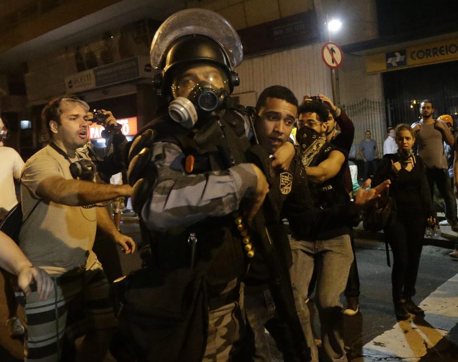 Brazilijoje per popiežiaus vizitą policija protestuotojus vaikė ašarinėmis dujomis