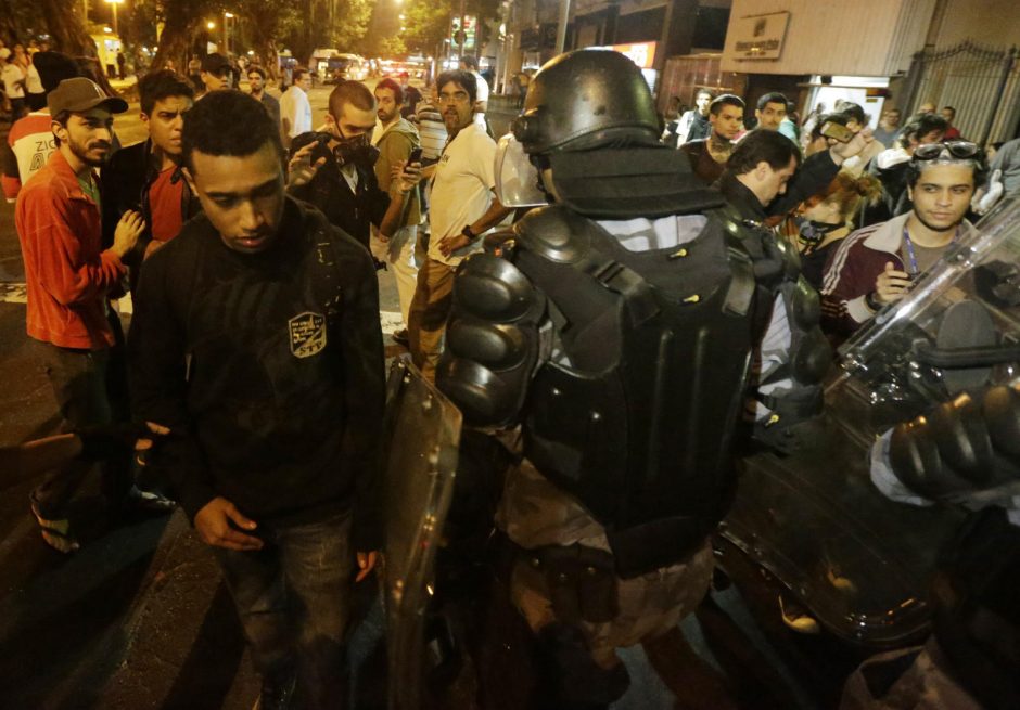 Brazilijoje per popiežiaus vizitą policija protestuotojus vaikė ašarinėmis dujomis