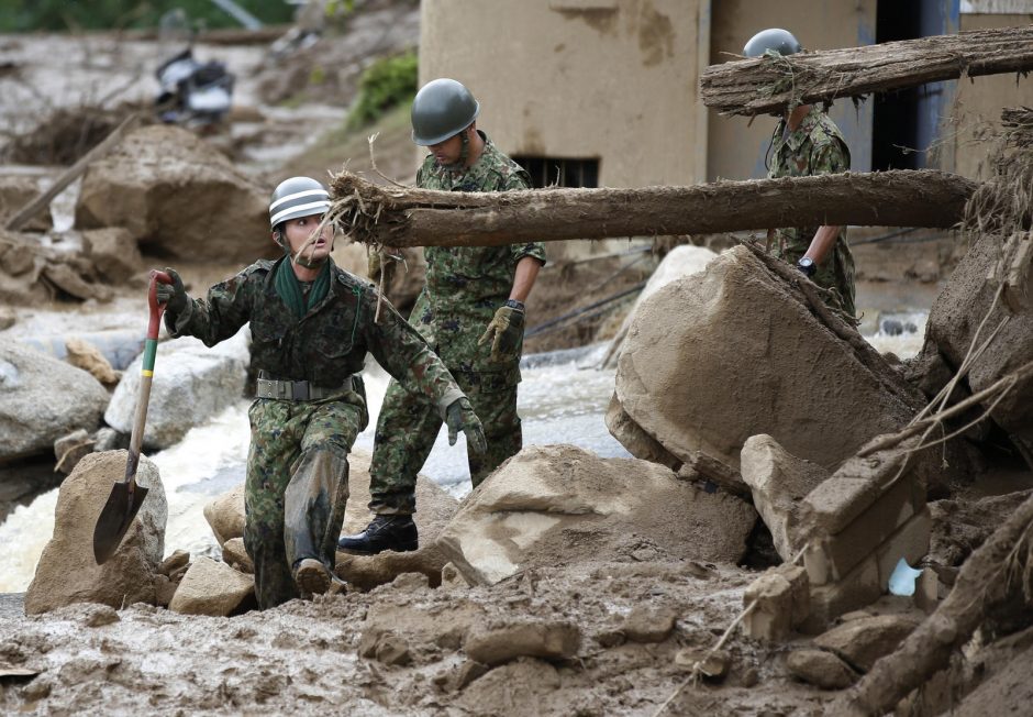 Japonijoje nuslinkus žemės nuošliaužai žuvo 36 žmonės, dar yra dingusiųjų