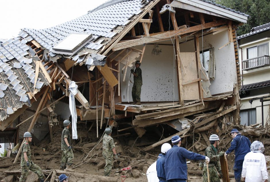 Japonijoje nuslinkus žemės nuošliaužai žuvo 36 žmonės, dar yra dingusiųjų