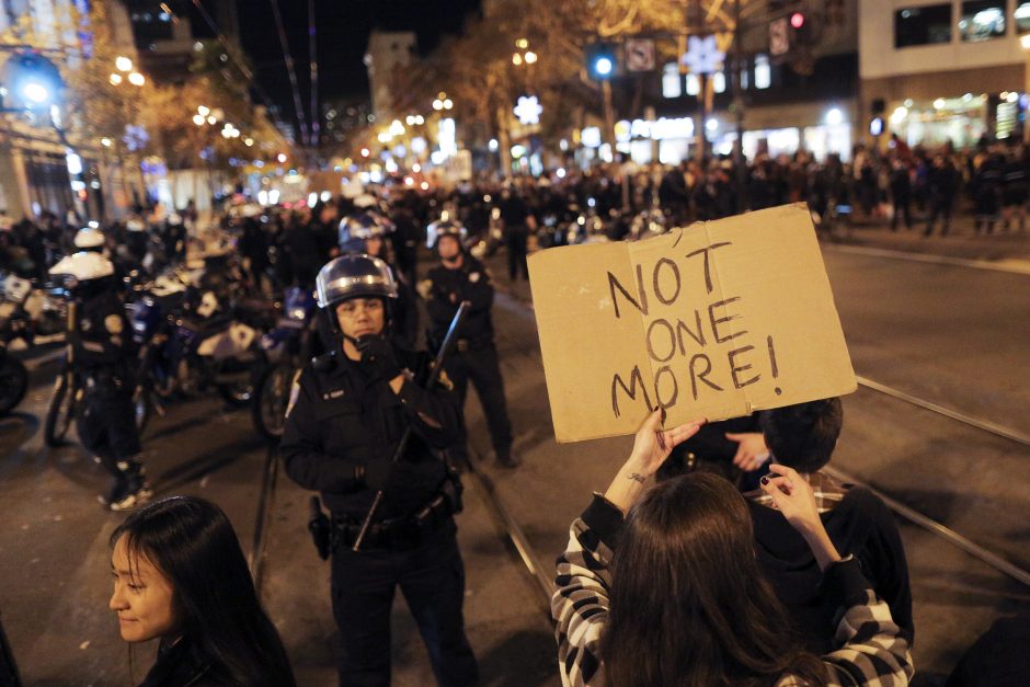 JAV Fergusone tęsiantis protestams sulaikyta dar 15 žmonių
