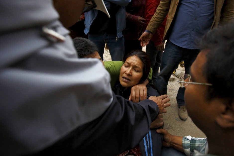 Siaubas Nepale: žemės drebėjimo aukų skaičius perkopė 3 300    