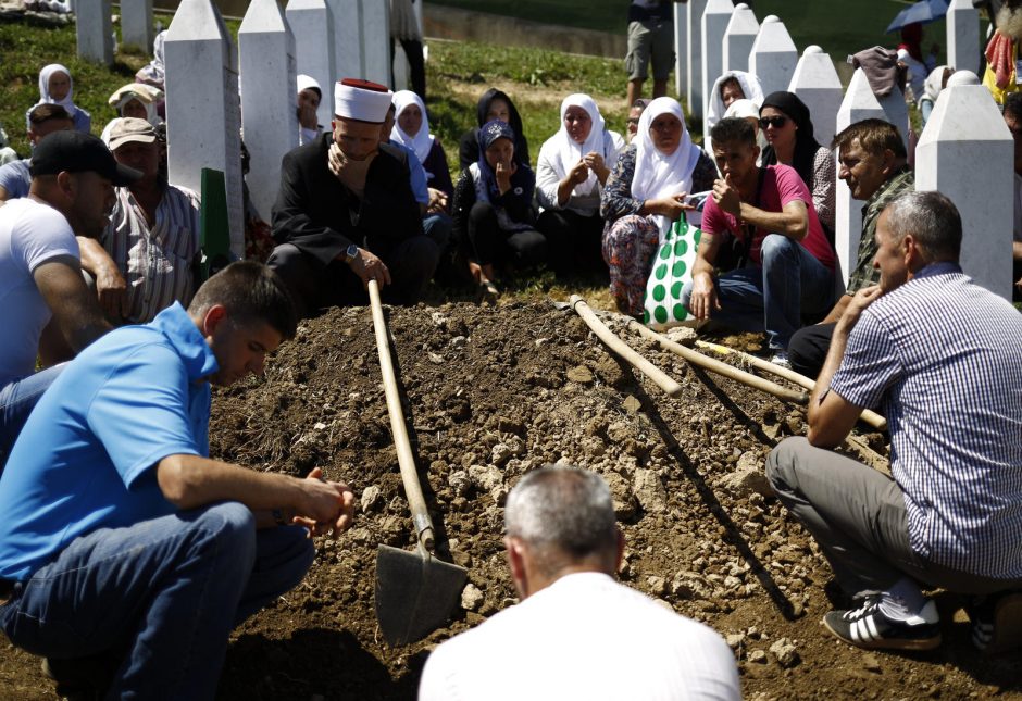 Srebrenicos metinės: Serbijos premjeras apmėtytas akmenimis