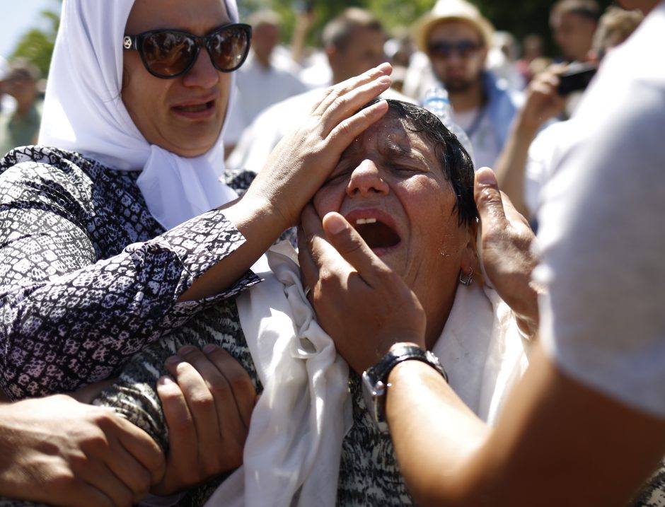 Srebrenicos metinės: Serbijos premjeras apmėtytas akmenimis