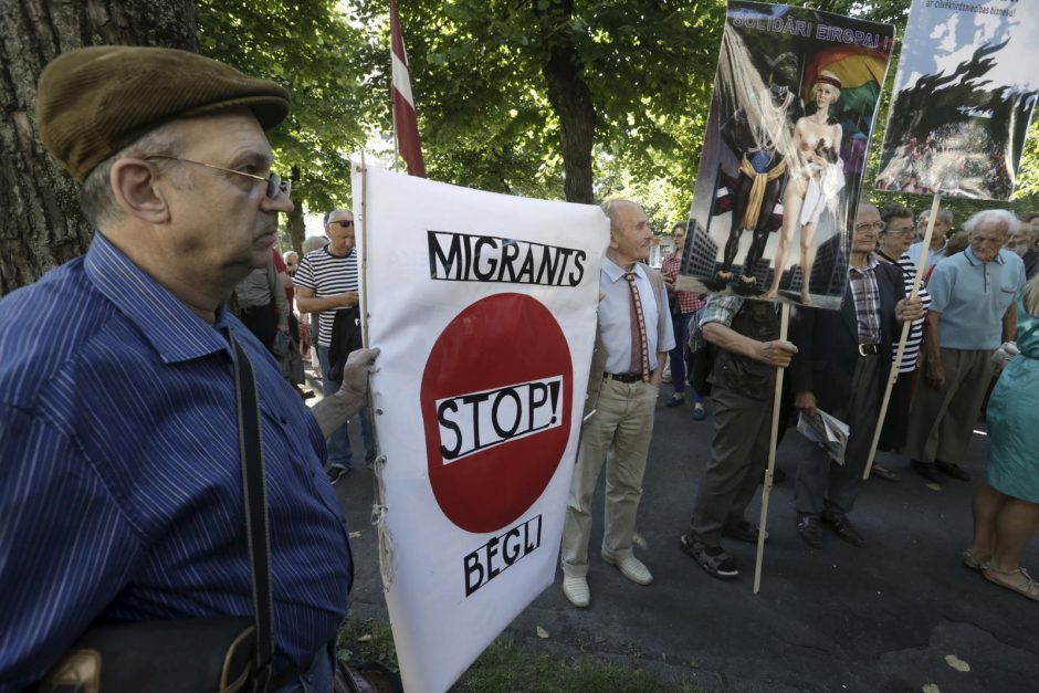 Rygos centre šimtai žmonių protestavo prieš pabėgėlių priėmimą Latvijoje 