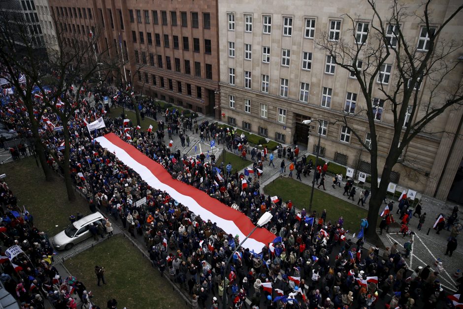 Varšuvoje tęsiasi masiniai protestai