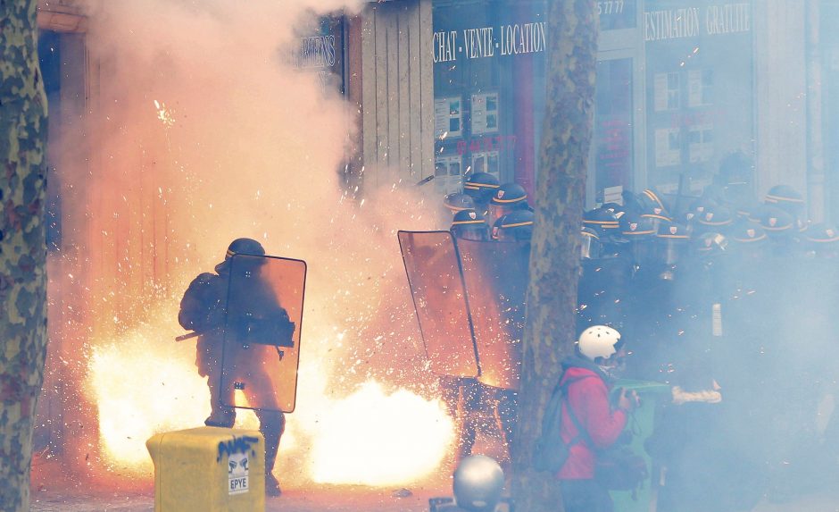 Prancūzijoje per demonstrantų ir policijos susirėmimus nukentėjo 24 pareigūnai