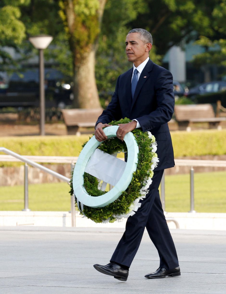 B. Obama su istoriniu vizitu atvyko į Hirošimą