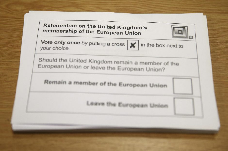 Britanijoje baigėsi balsavimas istoriniame referendume dėl šalies narystės ES