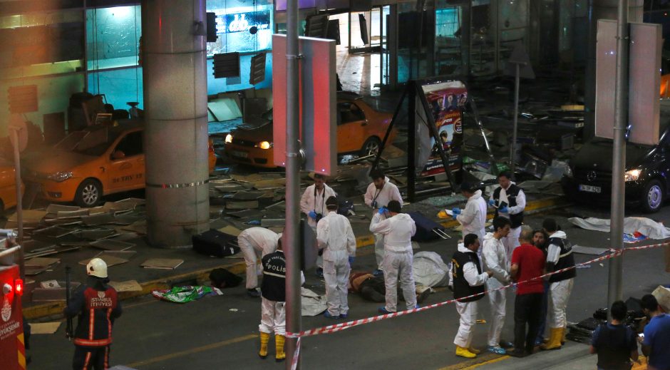 Mirtiną išpuolį Stambulo oro uoste surengė „Islamo valstybė“?