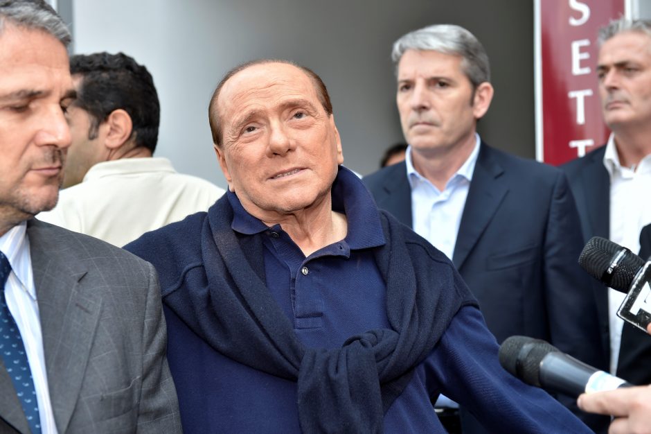 Po širdies operacijos S. Berlusconi atrodo sulysęs ir išsekęs