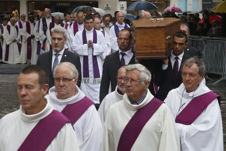 Prancūzijoje amžino poilsio išlydimas nužudytas kunigas