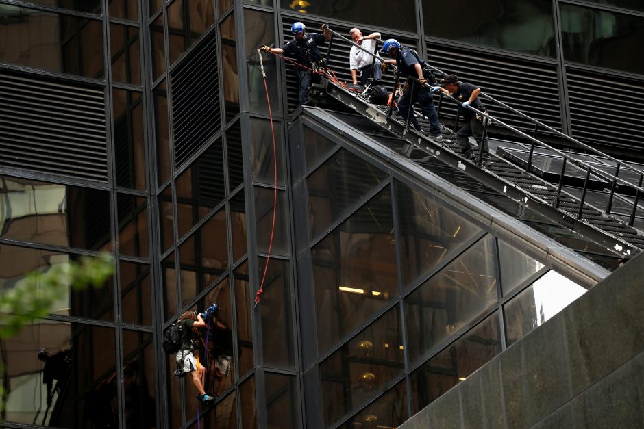 Niujorke drąsuolis bandė įkopti į D. Trumpo dangoraižį, bet buvo suimtas