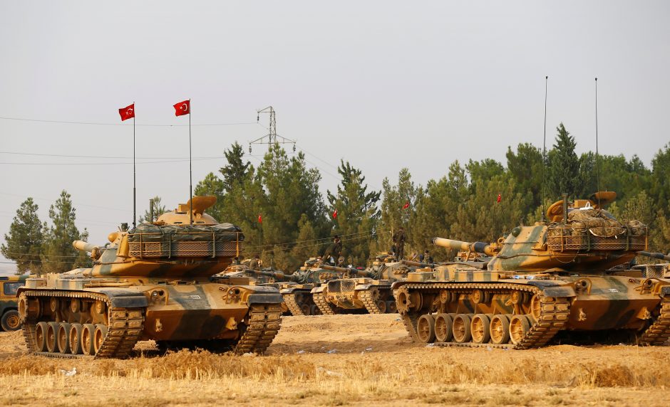 Turkija nusiteikusi rimtai: į Siriją pasiųsta dar daugiau tankų 