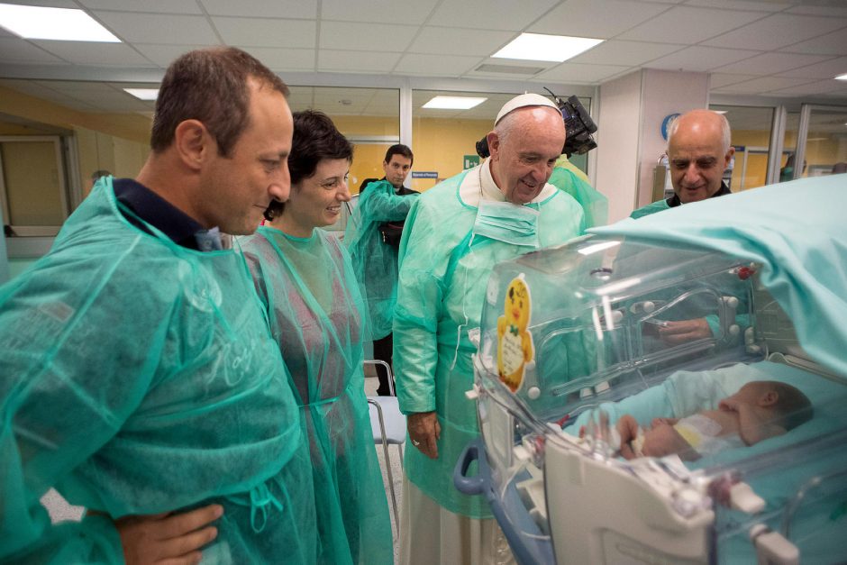 Popiežiaus Pranciškaus dovana – netikėtai lankomos ligoninės