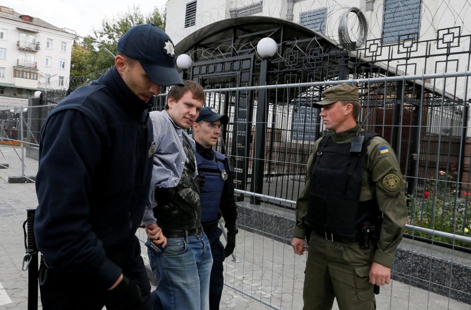 Kijeve protestuotojai blokavo rinkėjų laukiančią Rusijos ambasadą