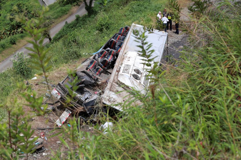 Kosta Rikoje nuo skardžio nulėkus autobusui žuvo 11 žmonių, 12 sužeisti