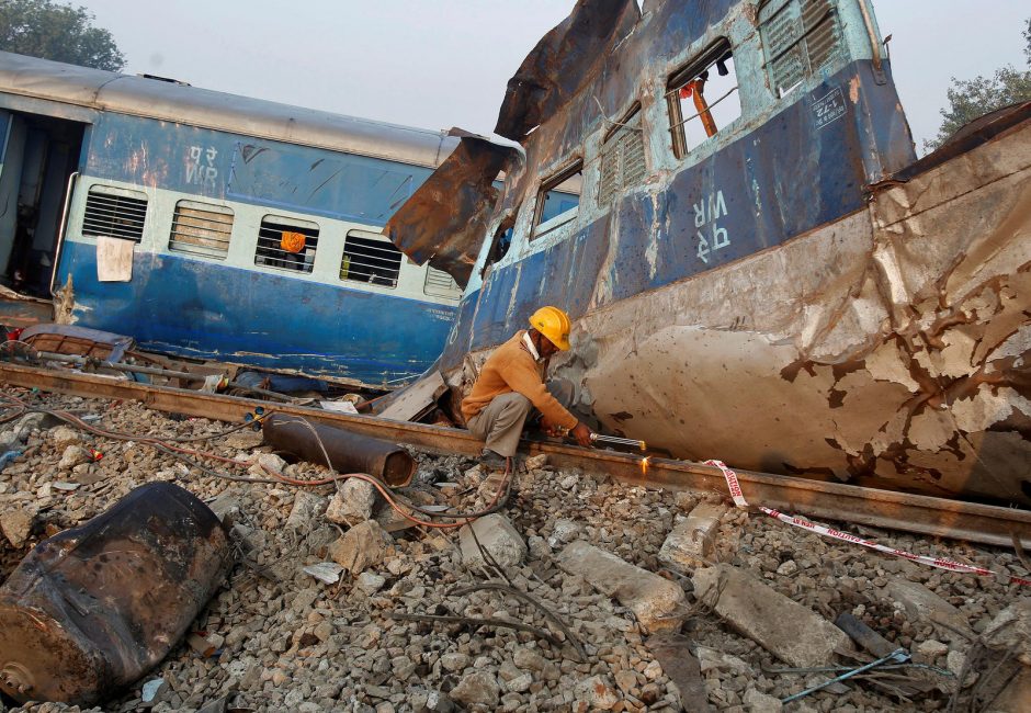 Žuvusiųjų Indijos traukinio katastrofoje padaugėjo iki 145