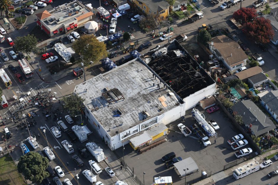Gaisro Kalifornijos loftų pastate aukų padaugėjo iki 33