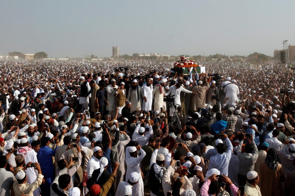 Tragiškai žuvusio Pakistano dainininko laidotuvėse dalyvavo tūkstančiai