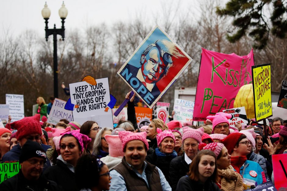 Tūkstančiai moterų protestuoja prieš D. Trumpą