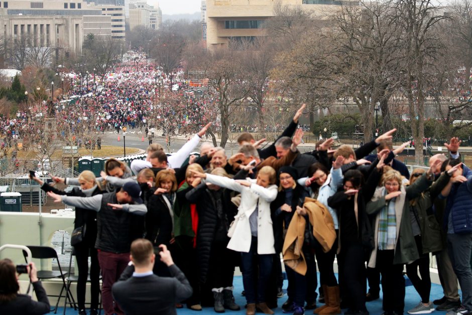 Tūkstančiai moterų protestuoja prieš D. Trumpą