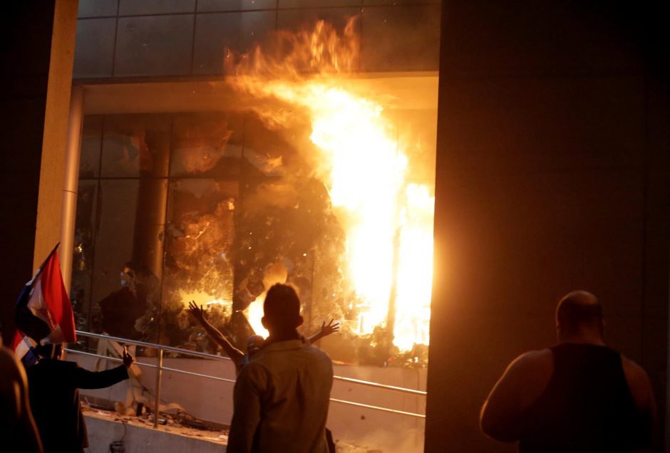 Paragvajuje protestuotojai padegė parlamentą