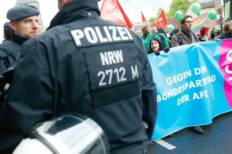 Vokietijoje kilo susirėmimai, sužeistas policininkas