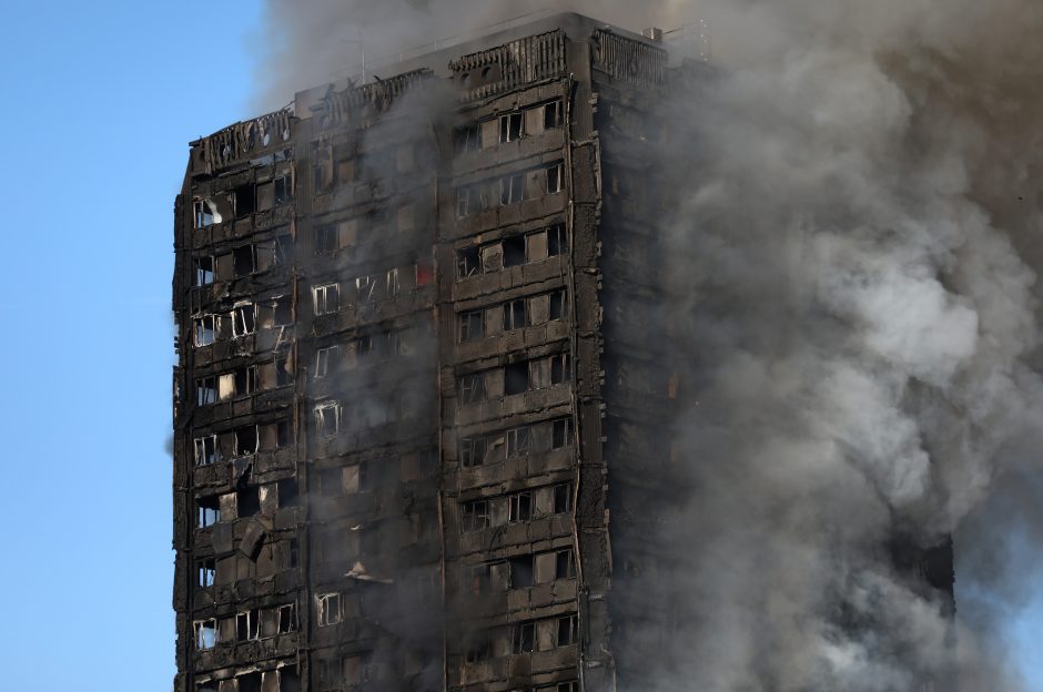 Sudegusiame Londono daugiabutyje toliau ieškoma aukų