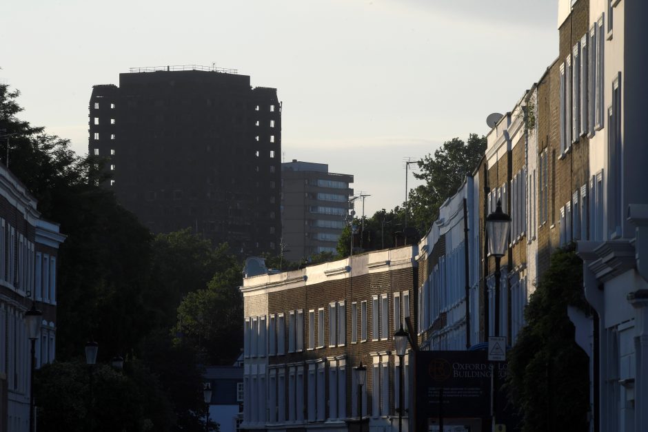 Sudegusiame Londono daugiabutyje toliau ieškoma aukų