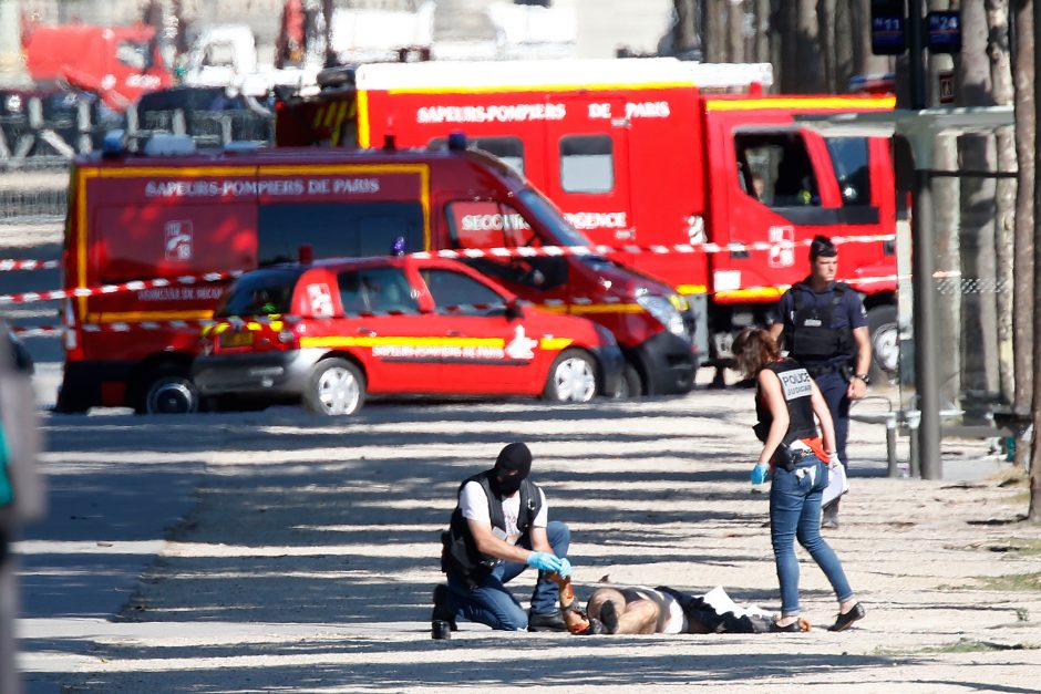 Paryžiuje į policijos mašiną rėžėsi automobilis, ginkluotas vairuotojas negyvas