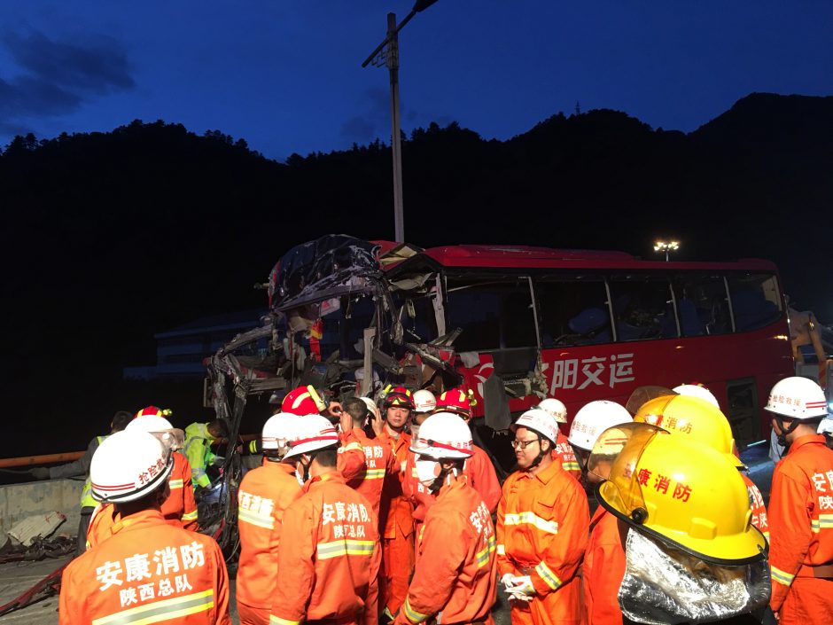 Kinijoje per autobuso avariją žuvo mažiausiai 36 žmonės