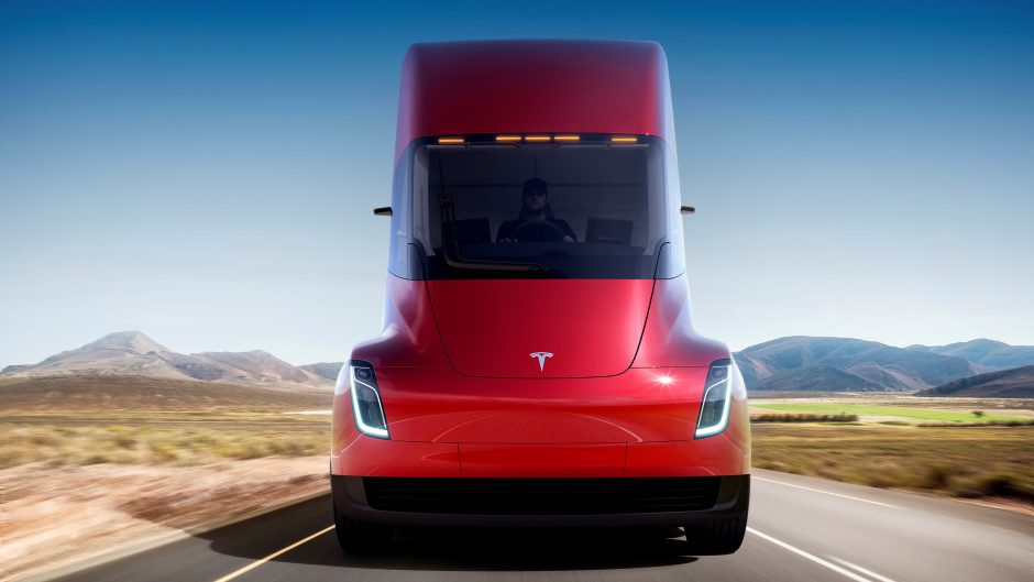 „Tesla“ pristatė pirmąjį pasaulyje elektra varomą sunkvežimį
