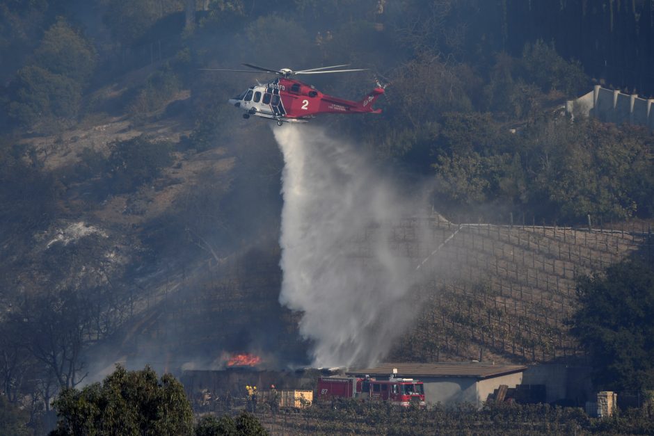 Kalifornijoje siautėja gaisrai, iškilo pavojus prabangiam Los Andželo rajonui