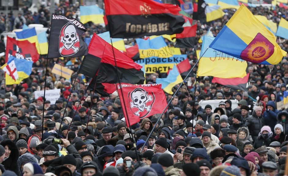 Ukrainoje tūkstančiai demonstrantų išėjo į gatves