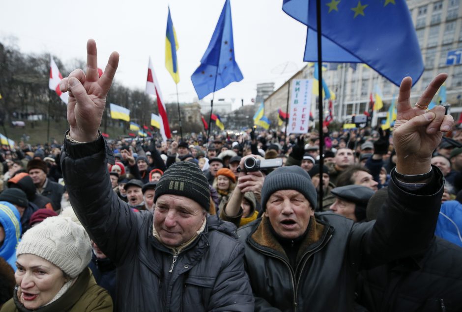 Ukrainoje tūkstančiai demonstrantų išėjo į gatves