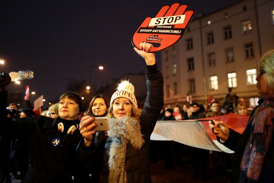Protestas prieš abortų draudimo įstatymą subūrė tūkstančius lenkų