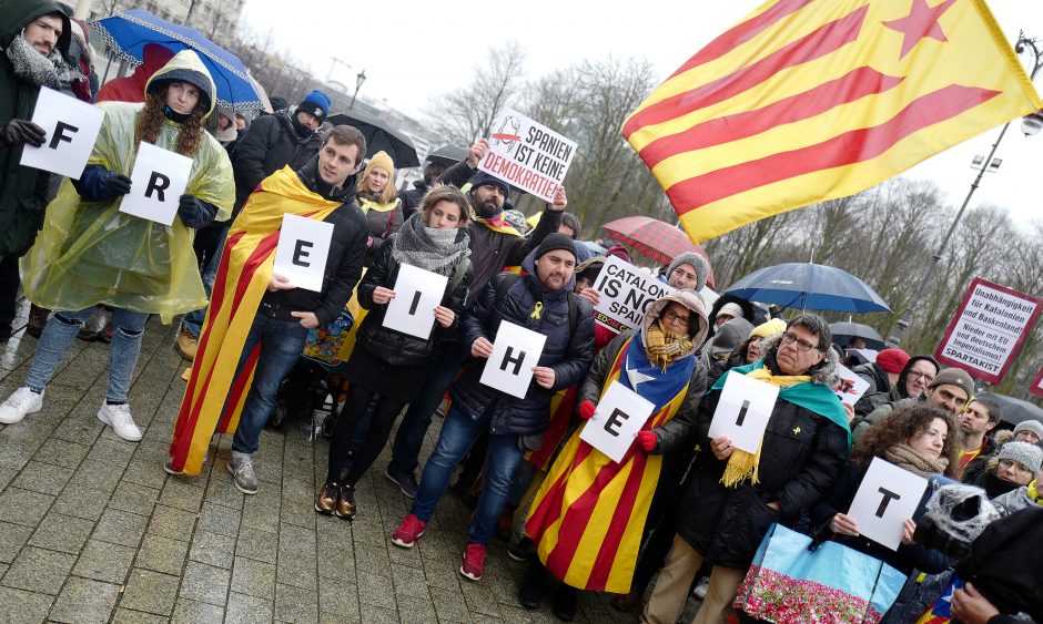 Berlyne šimtai protestuotojų ragina paleisti C. Puigdemont'ą