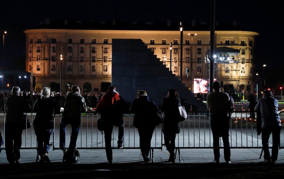 Lenkija vėl pareikalavo grąžinti Rusijoje sudužusio prezidentinio lėktuvo liekanas