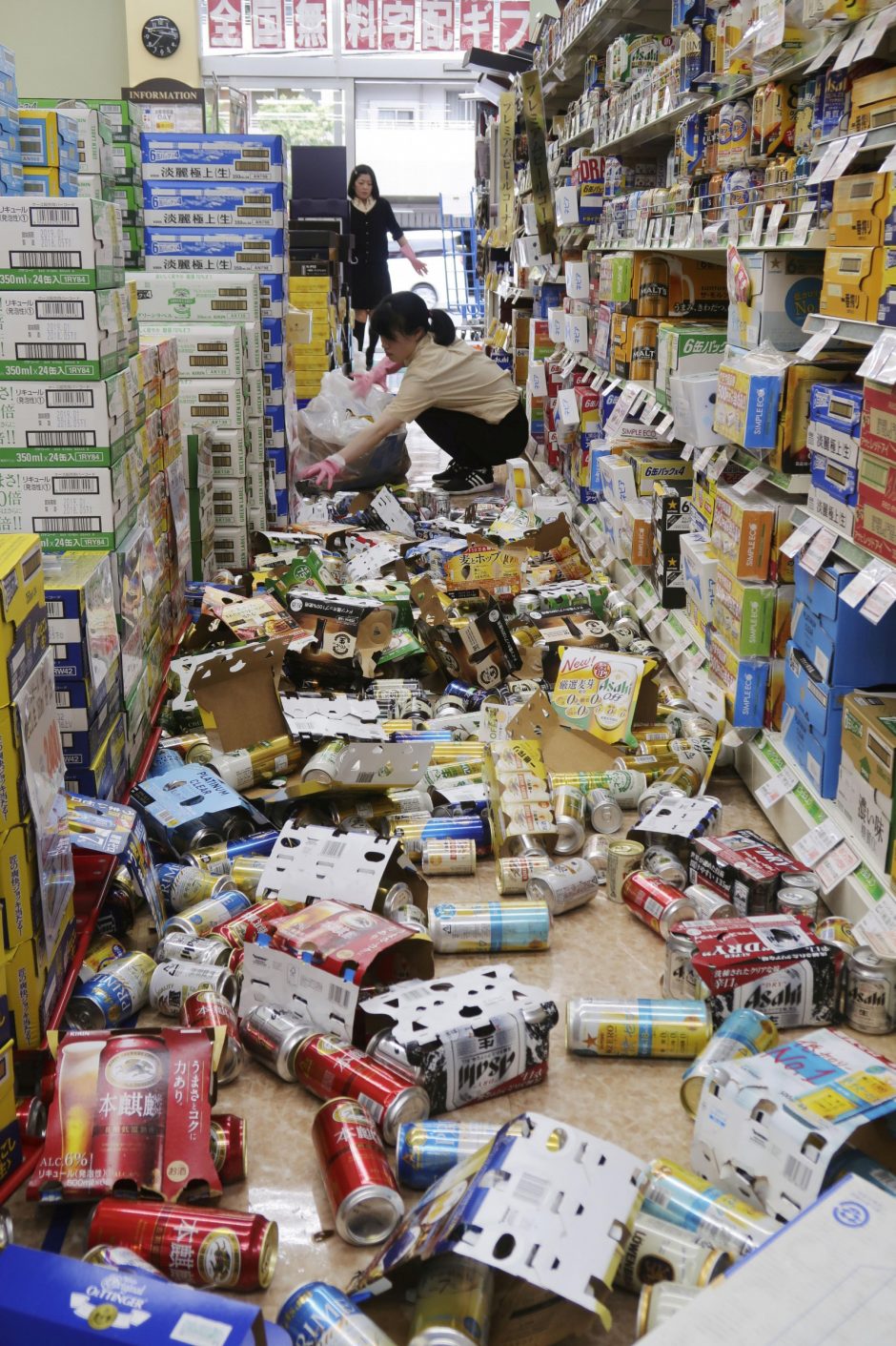 Japonijos Osakos miestą sukrėtė stiprus žemės drebėjimas, yra aukų