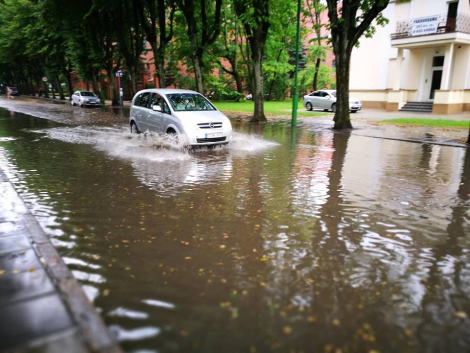 Klaipėdoje praūžė audra, patvino gatvės